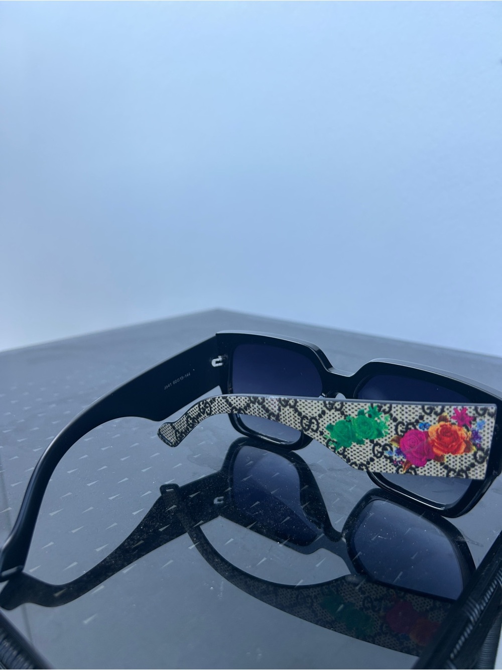 Gucci Black Sunglasses with Floral Snake-Print Temples - Picture 3 of 3